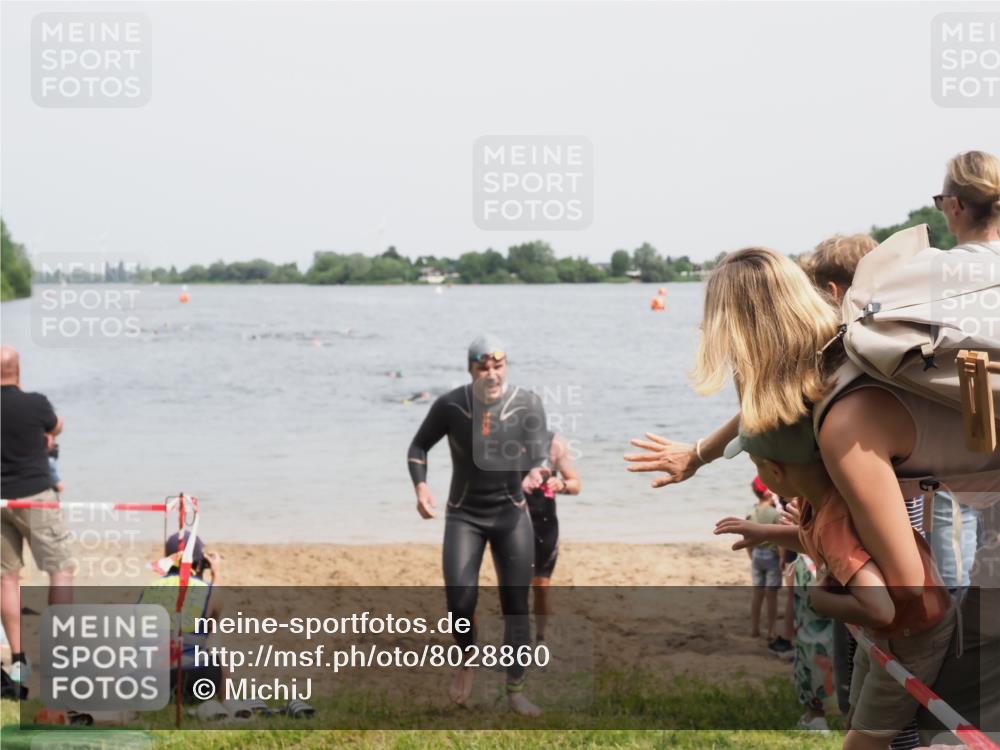 21.06.2025 - 27. Vierlanden-Triathlon MichiJ http://msf.ph/oto/8028860 15.06.2026 10:59:04 Schwimmen 706, 709 meine-sportfotos.de