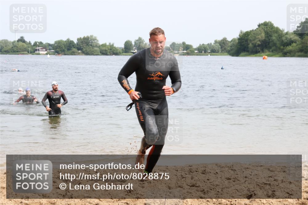 15.06.2025 - 27. Vierlanden-Triathlon Lena Gebhardt http://msf.ph/oto/8028875 15.06.2025 11:03:50 Schwimmen 729, 773 meine-sportfotos.de