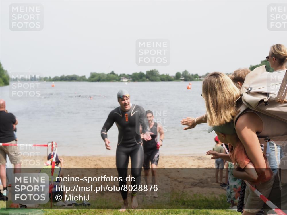 21.06.2025 - 27. Vierlanden-Triathlon MichiJ http://msf.ph/oto/8028876 15.06.2026 10:59:04 Schwimmen 706, 709 meine-sportfotos.de