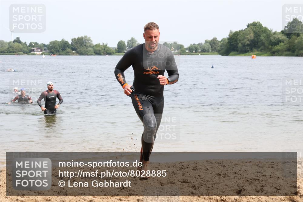 15.06.2025 - 27. Vierlanden-Triathlon Lena Gebhardt http://msf.ph/oto/8028885 15.06.2025 11:03:50 Schwimmen 729, 773 meine-sportfotos.de