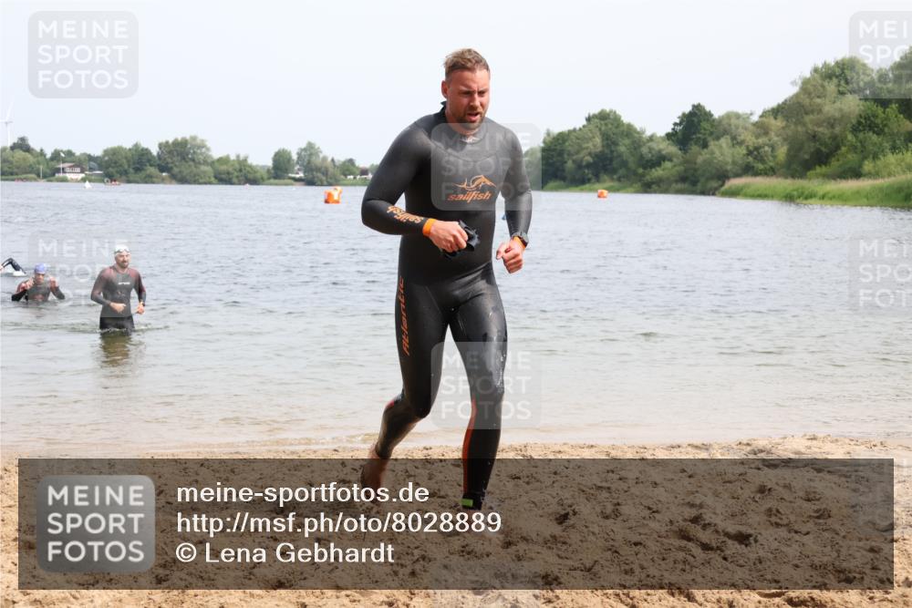15.06.2025 - 27. Vierlanden-Triathlon Lena Gebhardt http://msf.ph/oto/8028889 15.06.2025 11:03:51 Schwimmen 729, 773 meine-sportfotos.de