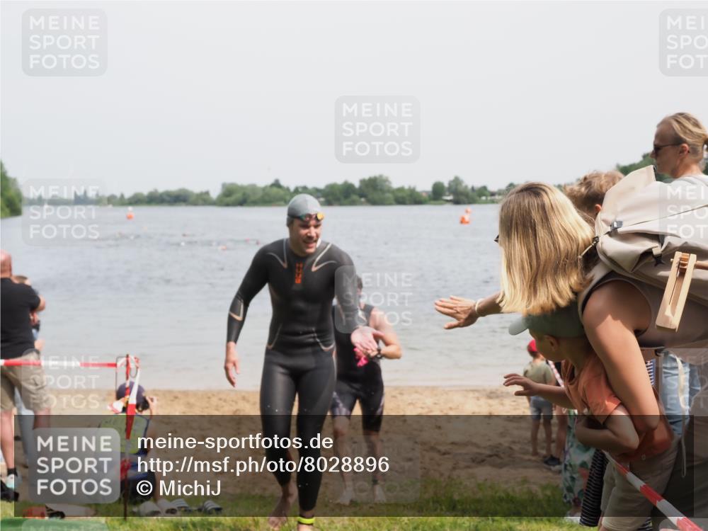 21.06.2025 - 27. Vierlanden-Triathlon MichiJ http://msf.ph/oto/8028896 15.06.2026 10:59:04 Schwimmen 706, 709 meine-sportfotos.de