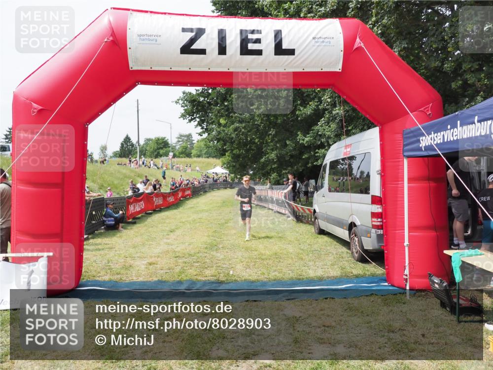 21.06.2025 - 27. Vierlanden-Triathlon MichiJ http://msf.ph/oto/8028903 15.06.2026 12:19:25 Ziel 25 meine-sportfotos.de