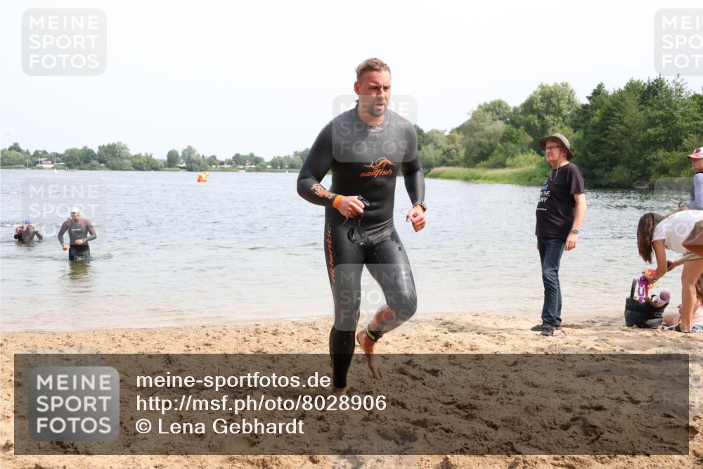 15.06.2025 - 27. Vierlanden-Triathlon Lena Gebhardt http://msf.ph/oto/8028906 15.06.2025 11:03:51 Schwimmen 729, 773 meine-sportfotos.de