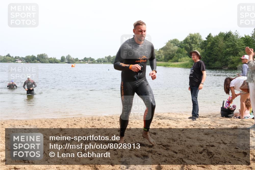 15.06.2025 - 27. Vierlanden-Triathlon Lena Gebhardt http://msf.ph/oto/8028913 15.06.2025 11:03:51 Schwimmen 729, 773 meine-sportfotos.de