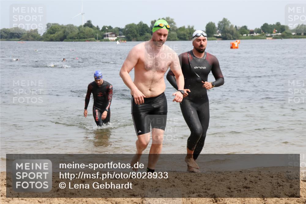 15.06.2025 - 27. Vierlanden-Triathlon Lena Gebhardt http://msf.ph/oto/8028933 15.06.2025 11:03:59 Schwimmen 663, 729, 754, 773 meine-sportfotos.de