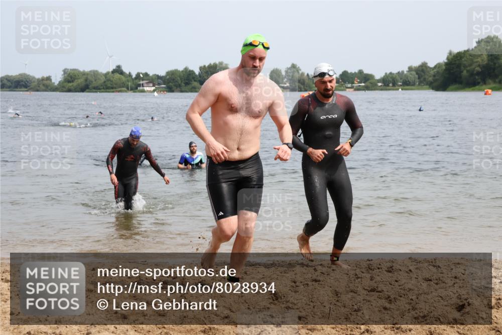 15.06.2025 - 27. Vierlanden-Triathlon Lena Gebhardt http://msf.ph/oto/8028934 15.06.2025 11:03:59 Schwimmen 663, 729, 754, 773 meine-sportfotos.de