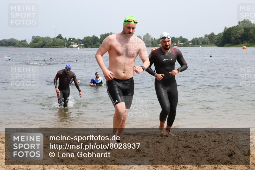 15.06.2025 - 27. Vierlanden-Triathlon Lena Gebhardt http://msf.ph/oto/8028937 15.06.2025 11:03:59 Schwimmen 663, 729, 754, 773 meine-sportfotos.de