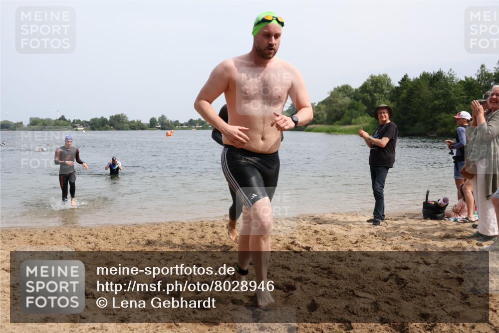 15.06.2025 - 27. Vierlanden-Triathlon Lena Gebhardt http://msf.ph/oto/8028946 15.06.2025 11:04:01 Schwimmen 663, 729, 754, 773 meine-sportfotos.de