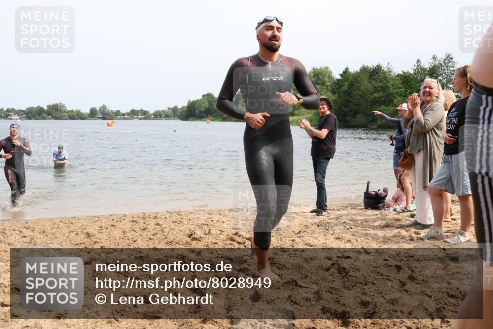 15.06.2025 - 27. Vierlanden-Triathlon Lena Gebhardt http://msf.ph/oto/8028949 15.06.2025 11:04:02 Schwimmen 663, 729, 754 meine-sportfotos.de