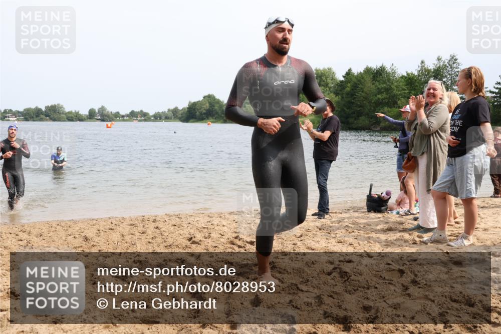 15.06.2025 - 27. Vierlanden-Triathlon Lena Gebhardt http://msf.ph/oto/8028953 15.06.2025 11:04:02 Schwimmen 663, 729, 754 meine-sportfotos.de