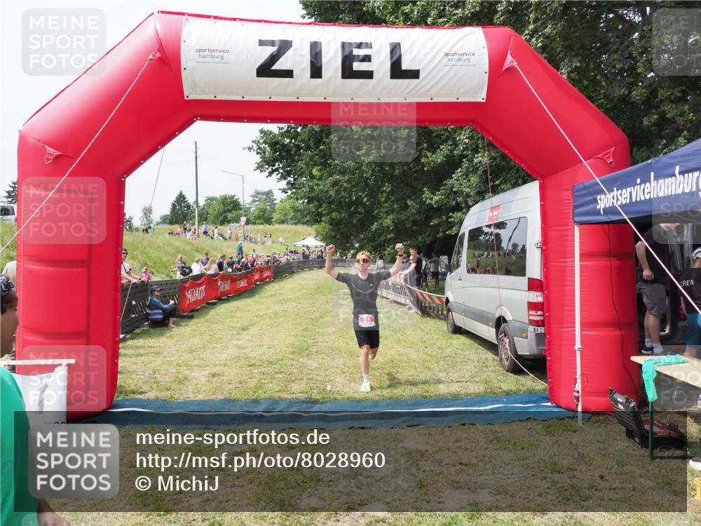 21.06.2025 - 27. Vierlanden-Triathlon MichiJ http://msf.ph/oto/8028960 15.06.2026 12:19:26 Ziel 25 meine-sportfotos.de
