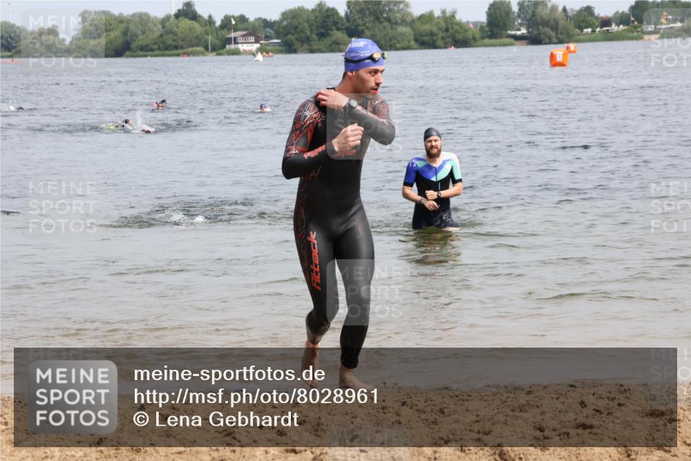 15.06.2025 - 27. Vierlanden-Triathlon Lena Gebhardt http://msf.ph/oto/8028961 15.06.2025 11:04:03 Schwimmen 663, 729, 754, 763 meine-sportfotos.de