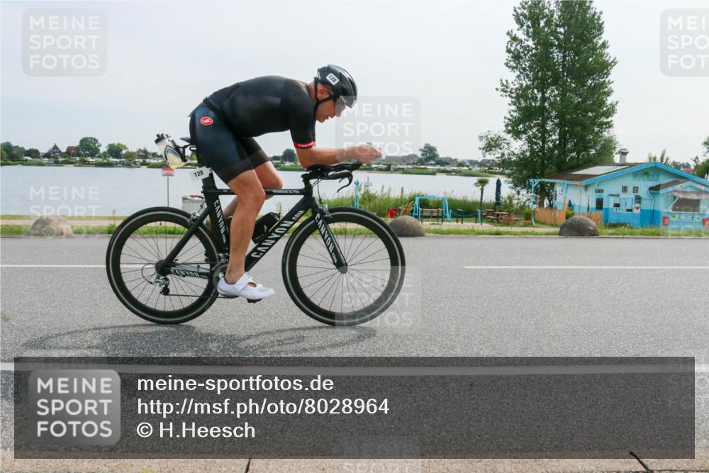 15.06.2025 - 27. Vierlanden-Triathlon H.Heesch http://msf.ph/oto/8028964 15.06.2025 10:29:16 Radfahren 122, 128 meine-sportfotos.de