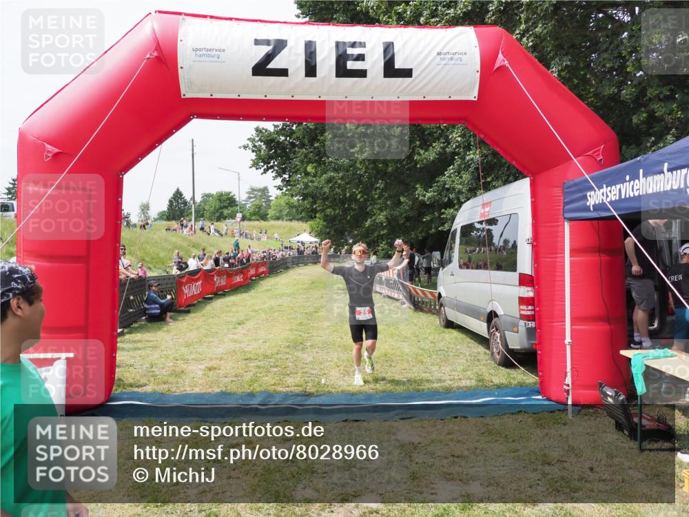 21.06.2025 - 27. Vierlanden-Triathlon MichiJ http://msf.ph/oto/8028966 15.06.2026 12:19:27 Ziel 25 meine-sportfotos.de