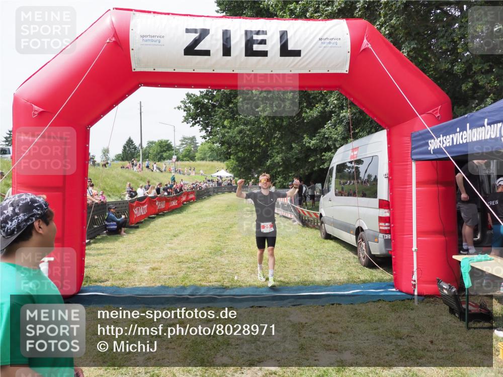 21.06.2025 - 27. Vierlanden-Triathlon MichiJ http://msf.ph/oto/8028971 15.06.2026 12:19:27 Ziel 25 meine-sportfotos.de