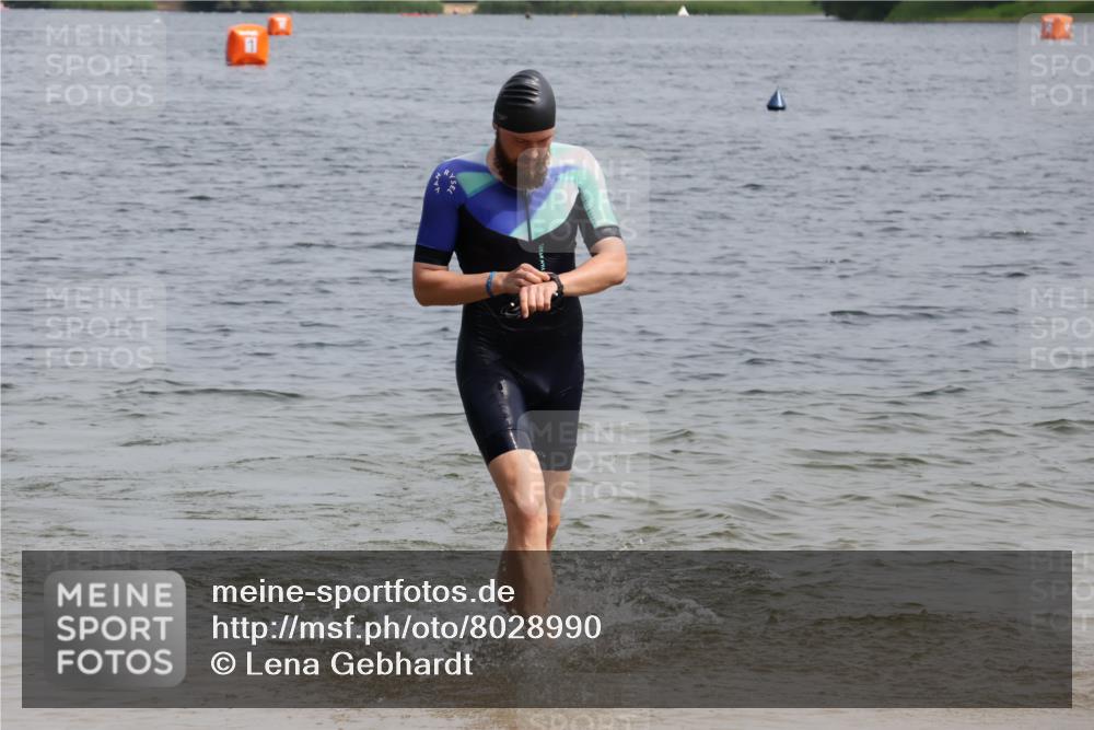 15.06.2025 - 27. Vierlanden-Triathlon Lena Gebhardt http://msf.ph/oto/8028990 15.06.2025 11:04:09 Schwimmen 658, 663, 729, 754, 763 meine-sportfotos.de