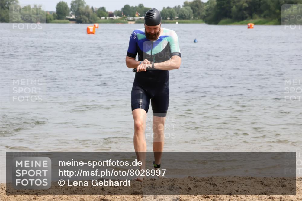 15.06.2025 - 27. Vierlanden-Triathlon Lena Gebhardt http://msf.ph/oto/8028997 15.06.2025 11:04:11 Schwimmen 658, 663, 754, 763 meine-sportfotos.de
