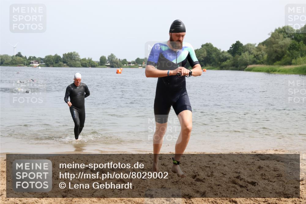 15.06.2025 - 27. Vierlanden-Triathlon Lena Gebhardt http://msf.ph/oto/8029002 15.06.2025 11:04:13 Schwimmen 658, 663, 763 meine-sportfotos.de