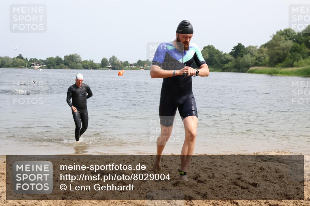 15.06.2025 - 27. Vierlanden-Triathlon Lena Gebhardt http://msf.ph/oto/8029004 15.06.2025 11:04:13 Schwimmen 658, 663, 763 meine-sportfotos.de