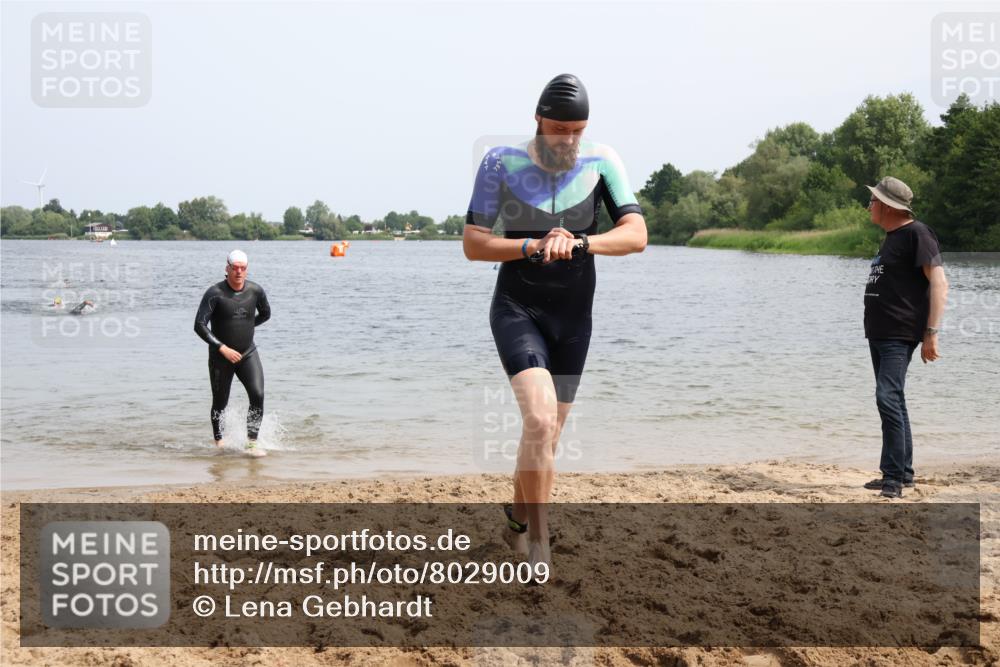 15.06.2025 - 27. Vierlanden-Triathlon Lena Gebhardt http://msf.ph/oto/8029009 15.06.2025 11:04:13 Schwimmen 658, 663, 763 meine-sportfotos.de