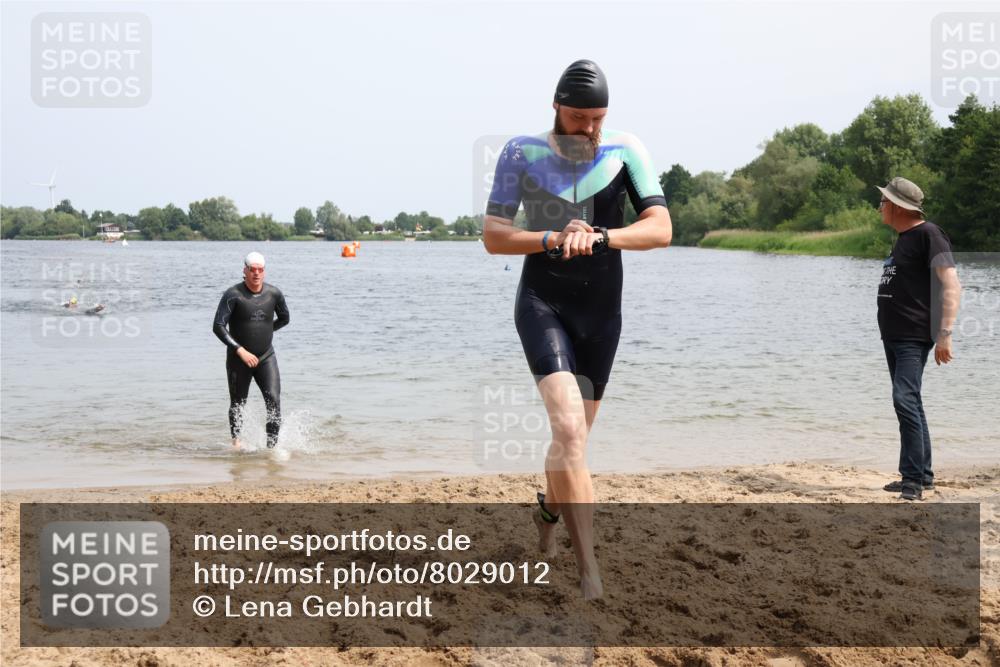 15.06.2025 - 27. Vierlanden-Triathlon Lena Gebhardt http://msf.ph/oto/8029012 15.06.2025 11:04:13 Schwimmen 658, 663, 763 meine-sportfotos.de