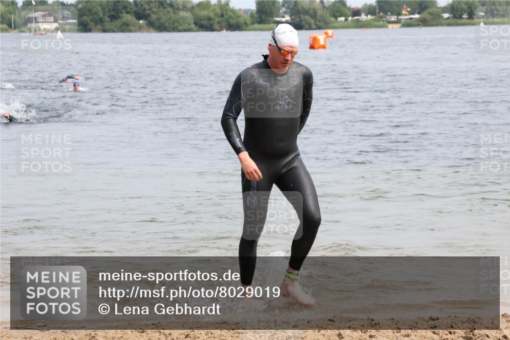 15.06.2025 - 27. Vierlanden-Triathlon Lena Gebhardt http://msf.ph/oto/8029019 15.06.2025 11:04:14 Schwimmen 658, 663, 763 meine-sportfotos.de