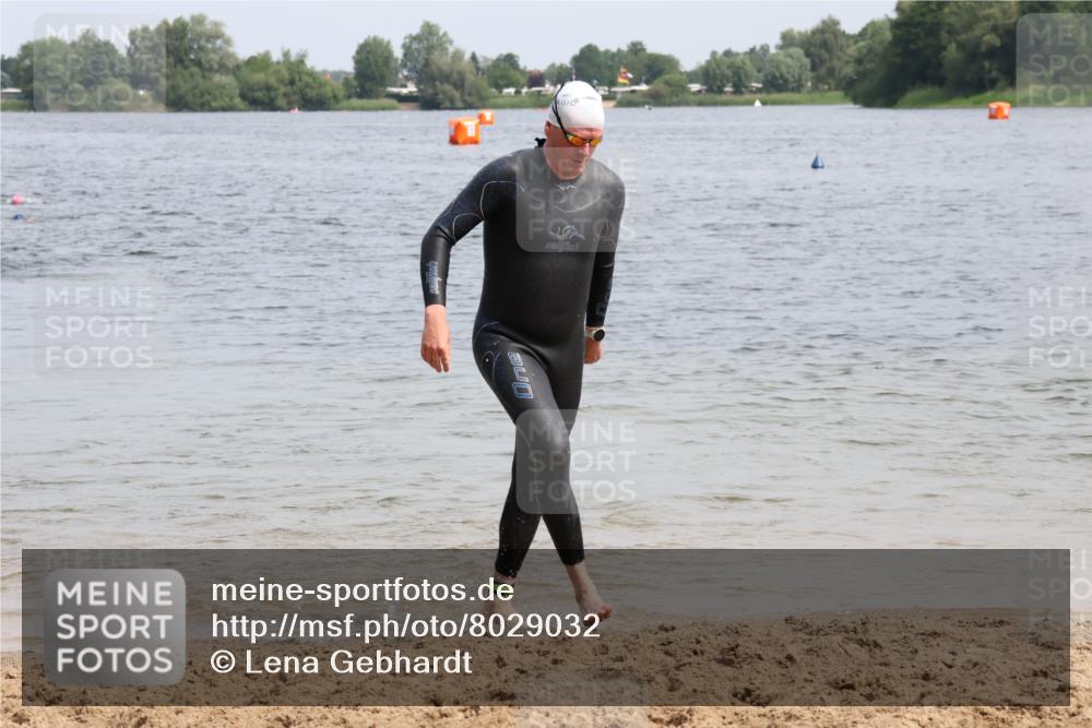 15.06.2025 - 27. Vierlanden-Triathlon Lena Gebhardt http://msf.ph/oto/8029032 15.06.2025 11:04:15 Schwimmen 658, 663, 763 meine-sportfotos.de