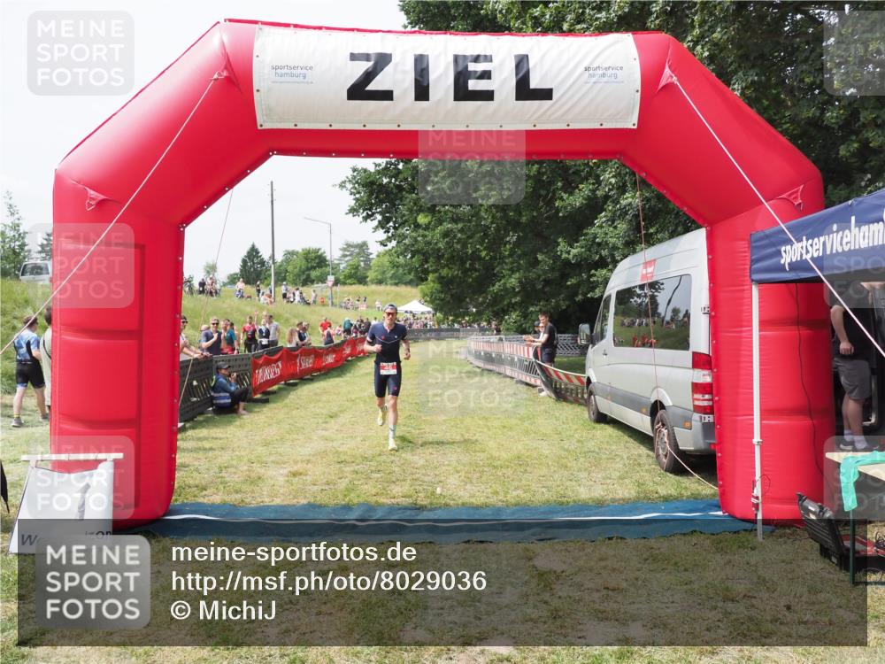 21.06.2025 - 27. Vierlanden-Triathlon MichiJ http://msf.ph/oto/8029036 15.06.2026 12:19:40 Ziel 46 meine-sportfotos.de