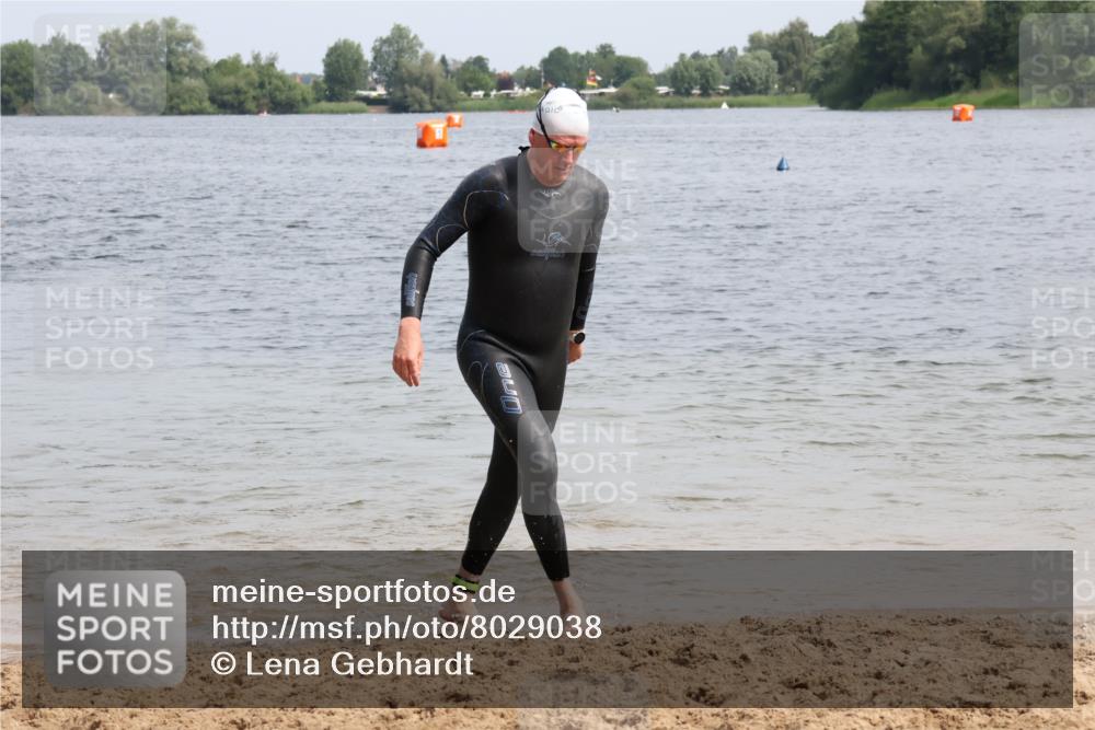 15.06.2025 - 27. Vierlanden-Triathlon Lena Gebhardt http://msf.ph/oto/8029038 15.06.2025 11:04:15 Schwimmen 658, 663, 763 meine-sportfotos.de