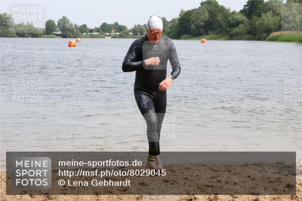 15.06.2025 - 27. Vierlanden-Triathlon Lena Gebhardt http://msf.ph/oto/8029045 15.06.2025 11:04:16 Schwimmen 658, 663, 763 meine-sportfotos.de