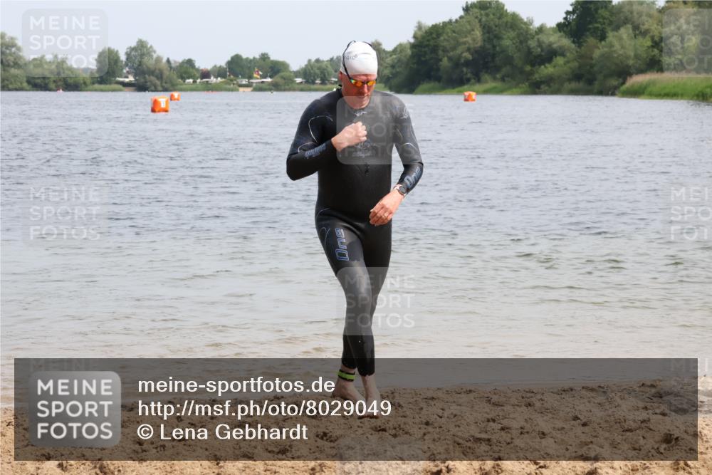 15.06.2025 - 27. Vierlanden-Triathlon Lena Gebhardt http://msf.ph/oto/8029049 15.06.2025 11:04:16 Schwimmen 658, 663, 763 meine-sportfotos.de