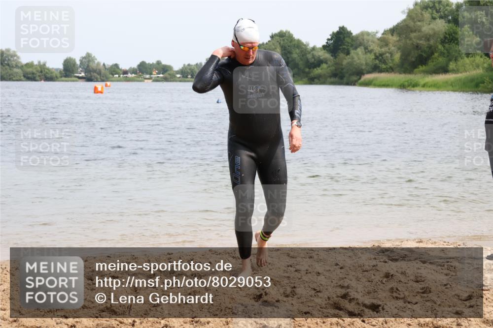 15.06.2025 - 27. Vierlanden-Triathlon Lena Gebhardt http://msf.ph/oto/8029053 15.06.2025 11:04:17 Schwimmen 658, 763 meine-sportfotos.de