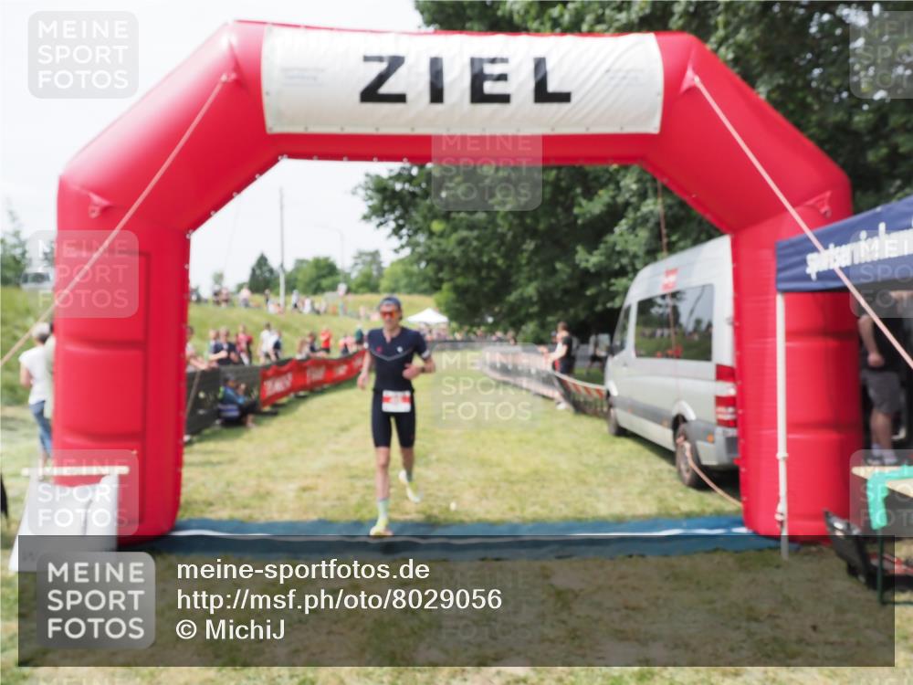 21.06.2025 - 27. Vierlanden-Triathlon MichiJ http://msf.ph/oto/8029056 15.06.2026 12:19:41 Ziel 46 meine-sportfotos.de