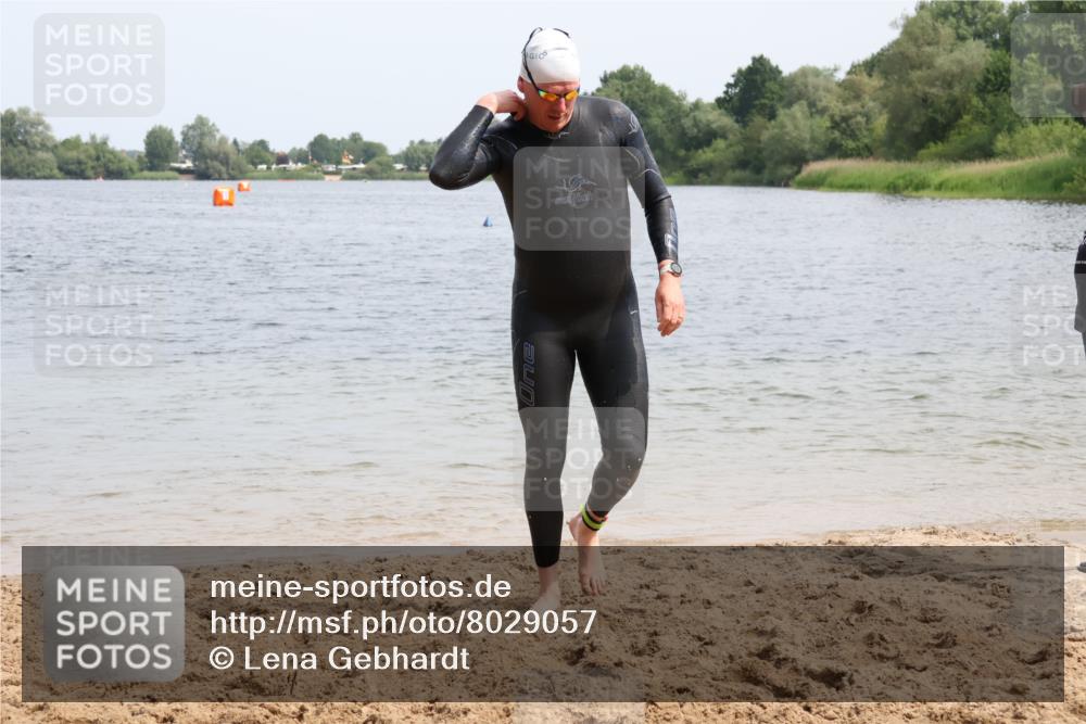 15.06.2025 - 27. Vierlanden-Triathlon Lena Gebhardt http://msf.ph/oto/8029057 15.06.2025 11:04:17 Schwimmen 658, 763 meine-sportfotos.de