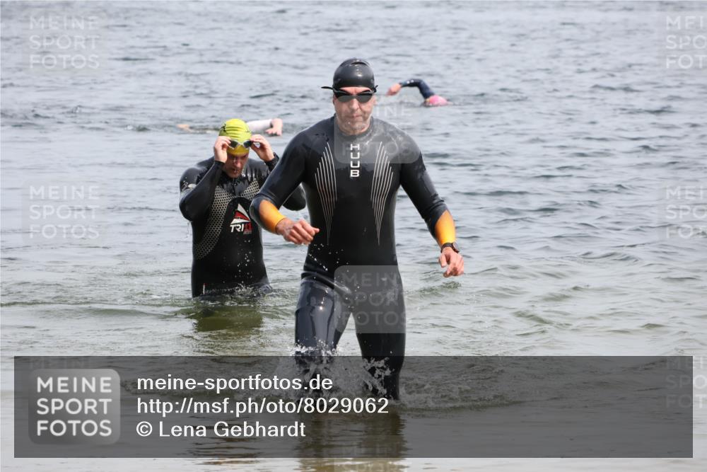 15.06.2025 - 27. Vierlanden-Triathlon Lena Gebhardt http://msf.ph/oto/8029062 15.06.2025 11:04:32 Schwimmen 841, 859 meine-sportfotos.de