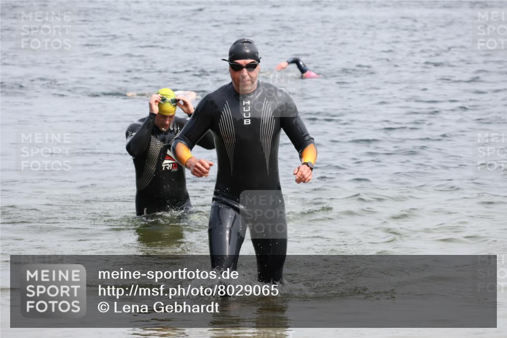 15.06.2025 - 27. Vierlanden-Triathlon Lena Gebhardt http://msf.ph/oto/8029065 15.06.2025 11:04:32 Schwimmen 841, 859 meine-sportfotos.de