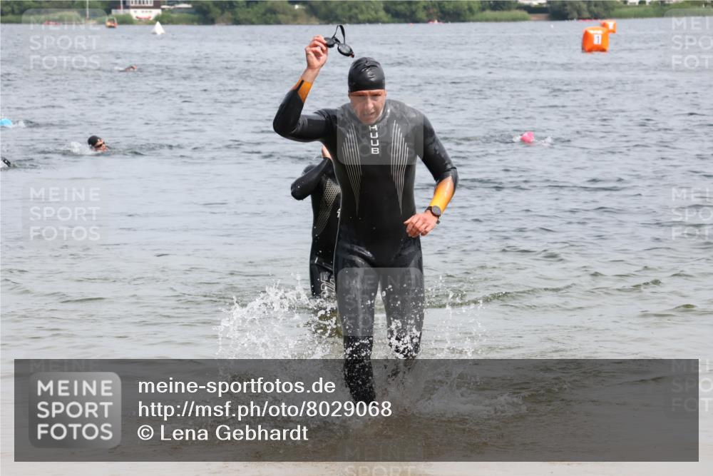 15.06.2025 - 27. Vierlanden-Triathlon Lena Gebhardt http://msf.ph/oto/8029068 15.06.2025 11:04:34 Schwimmen 841, 859 meine-sportfotos.de
