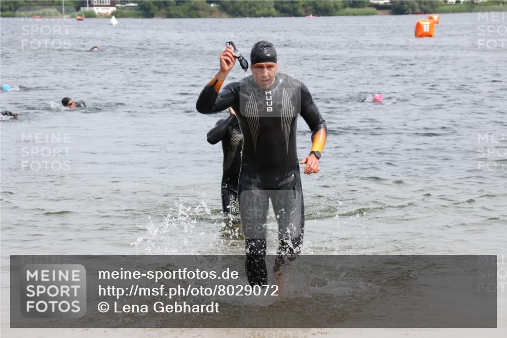 15.06.2025 - 27. Vierlanden-Triathlon Lena Gebhardt http://msf.ph/oto/8029072 15.06.2025 11:04:34 Schwimmen 841, 859 meine-sportfotos.de