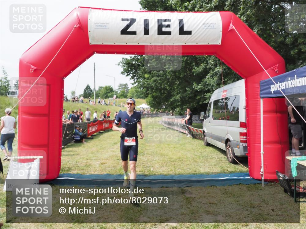 21.06.2025 - 27. Vierlanden-Triathlon MichiJ http://msf.ph/oto/8029073 15.06.2026 12:19:42 Ziel 46 meine-sportfotos.de