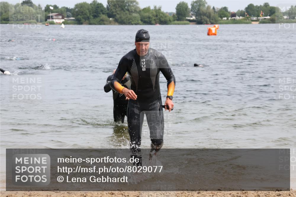 15.06.2025 - 27. Vierlanden-Triathlon Lena Gebhardt http://msf.ph/oto/8029077 15.06.2025 11:04:35 Schwimmen 841, 859 meine-sportfotos.de