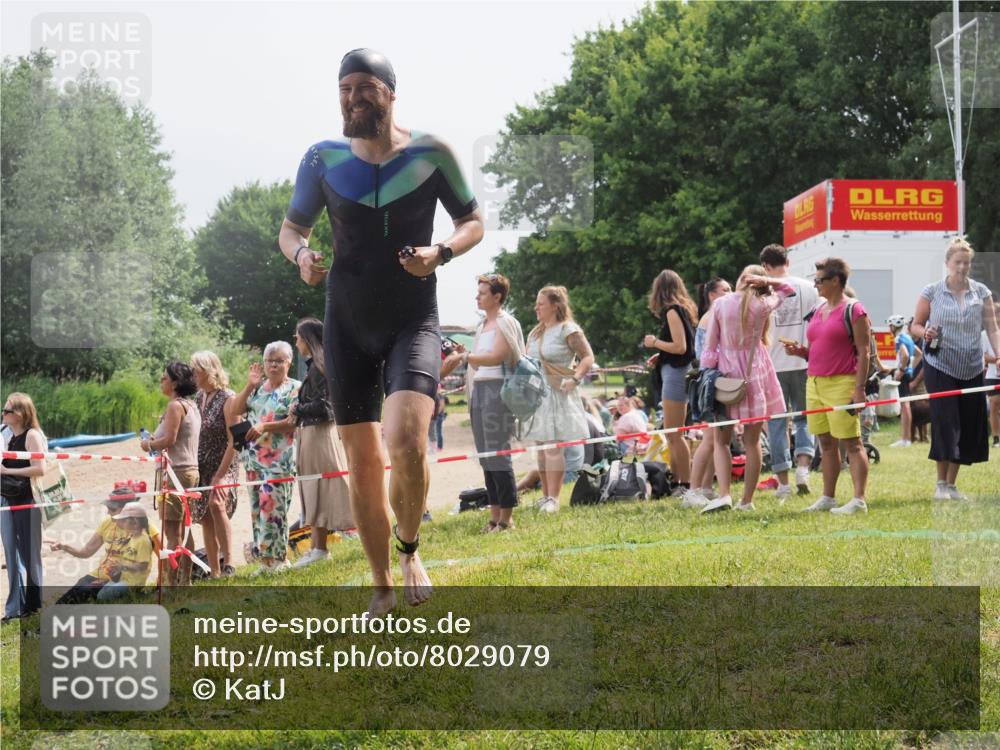 15.06.2025 - 27. Vierlanden-Triathlon KatJ http://msf.ph/oto/8029079 15.06.2025 11:04:18 Schwimmen 658, 663, 763 meine-sportfotos.de