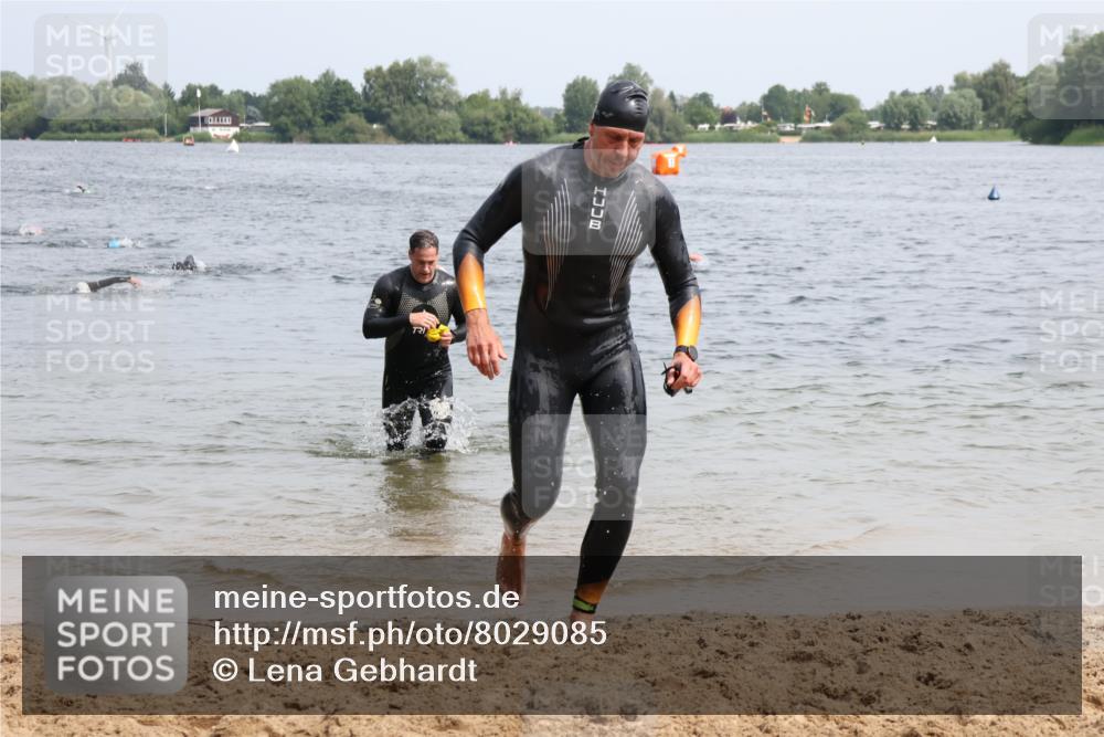 15.06.2025 - 27. Vierlanden-Triathlon Lena Gebhardt http://msf.ph/oto/8029085 15.06.2025 11:04:36 Schwimmen 841, 859 meine-sportfotos.de