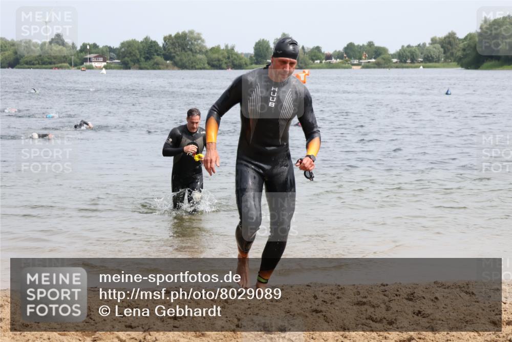 15.06.2025 - 27. Vierlanden-Triathlon Lena Gebhardt http://msf.ph/oto/8029089 15.06.2025 11:04:36 Schwimmen 841, 859 meine-sportfotos.de