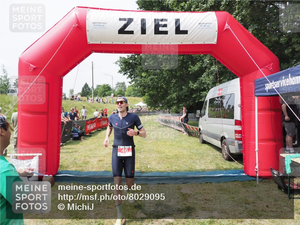 21.06.2025 - 27. Vierlanden-Triathlon MichiJ http://msf.ph/oto/8029095 15.06.2026 12:19:42 Ziel 46 meine-sportfotos.de