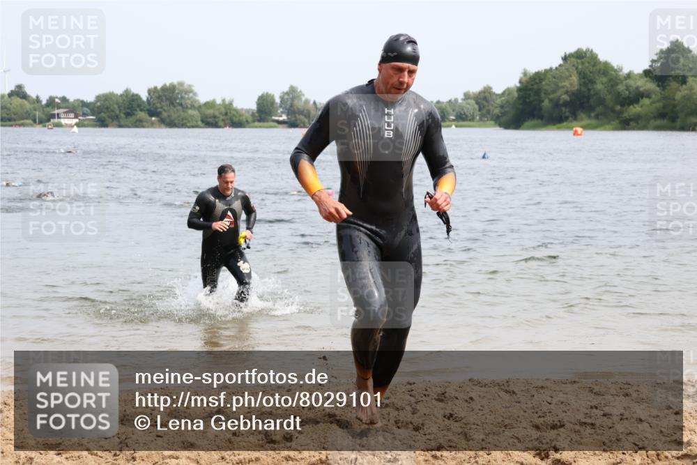 15.06.2025 - 27. Vierlanden-Triathlon Lena Gebhardt http://msf.ph/oto/8029101 15.06.2025 11:04:37 Schwimmen 841, 859 meine-sportfotos.de