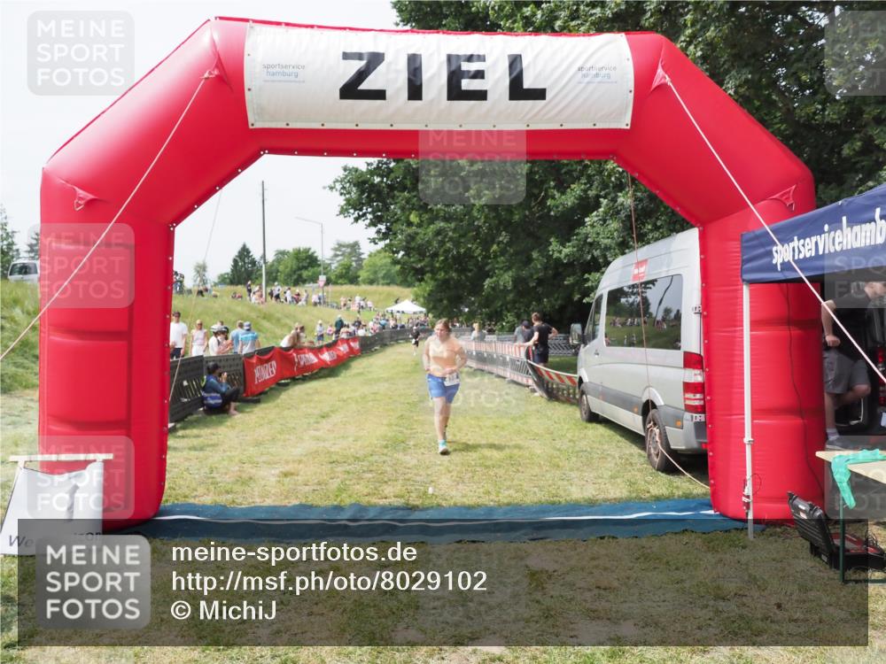 21.06.2025 - 27. Vierlanden-Triathlon MichiJ http://msf.ph/oto/8029102 15.06.2026 12:20:11 Ziel 498 meine-sportfotos.de