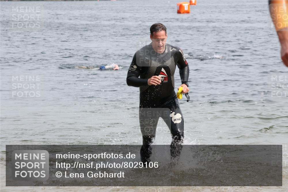 15.06.2025 - 27. Vierlanden-Triathlon Lena Gebhardt http://msf.ph/oto/8029106 15.06.2025 11:04:37 Schwimmen 841, 859 meine-sportfotos.de