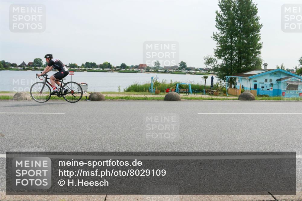 15.06.2025 - 27. Vierlanden-Triathlon H.Heesch http://msf.ph/oto/8029109 15.06.2025 10:29:39 Radfahren 82, 99, 262, 495 meine-sportfotos.de