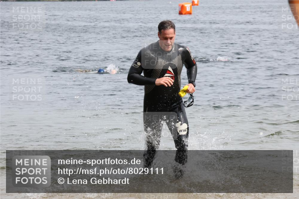 15.06.2025 - 27. Vierlanden-Triathlon Lena Gebhardt http://msf.ph/oto/8029111 15.06.2025 11:04:38 Schwimmen 841, 859 meine-sportfotos.de